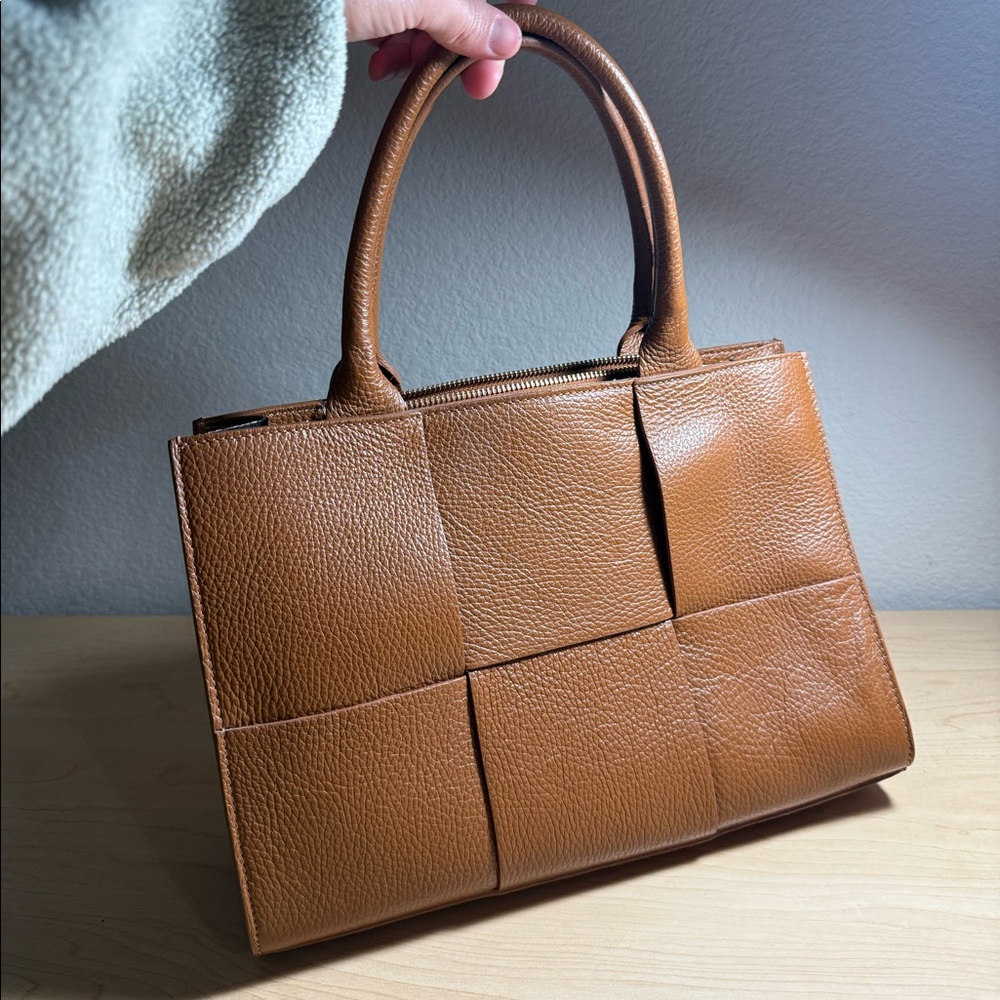 Valentina Fiore Woven brown leather tote